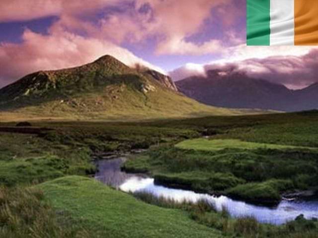 Lacs du Connemara durant un couché de soleil en Irlande 