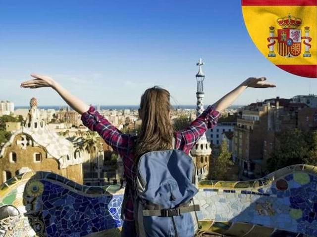 Une adolescente en colonie de vacances devant la vue de la ville de Barcelone depuis le Parc Güell en été