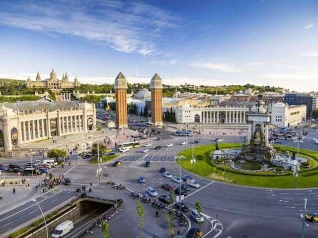 Vue sur la place Espanya de Barcelone et le Musée National d'Art de Catalogne en été