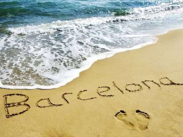 Barcelona écrit sur le sable d'une plage de Barcelone en été