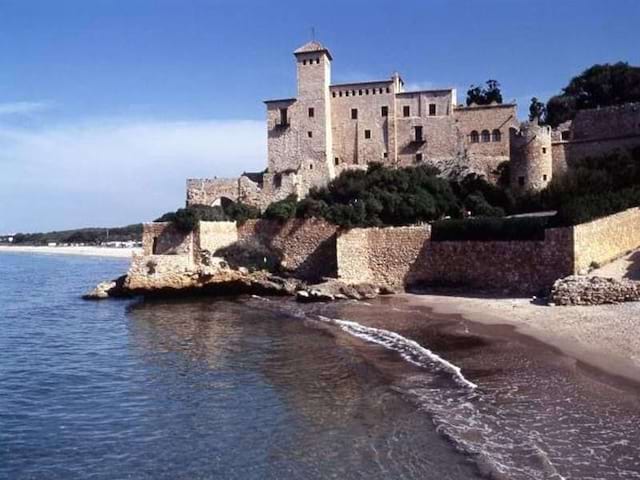 Château au bord de mer à Barcelone en Espagne