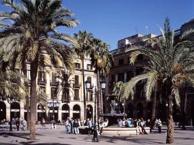 Place Reial de Barcelone en été