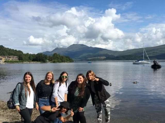 Adolescent devant le lac du Loch Ness