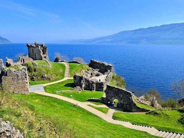 Le Loch Ness en Ecosse 