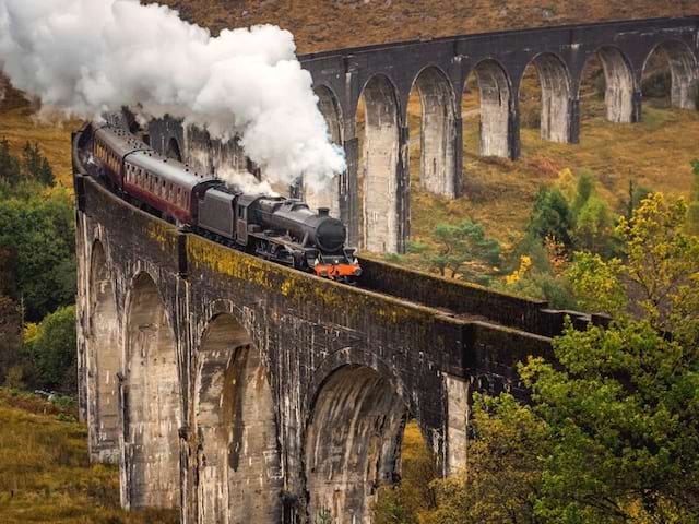 Train à vapeur dans la campagne d'Ecosse