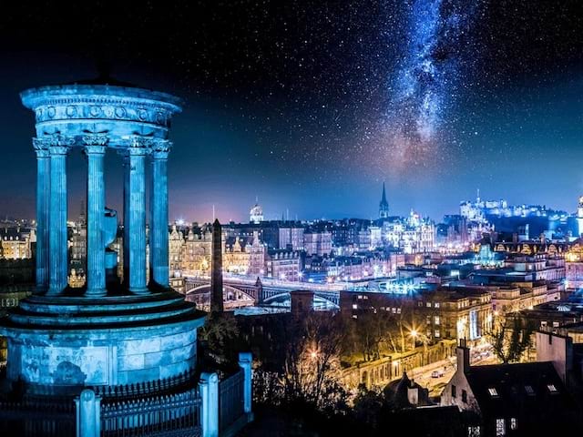 Panorama de nuit de la ville d'Edimbourg en Ecosse