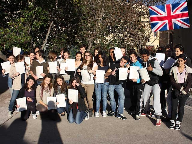 Un groupe d'adolescent en colonie de vacances linguistique avec un certificat d'anglais entre les mains