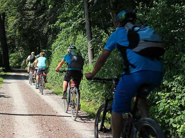 Groupe d'ados à velo qui sillonnent la France lors d'une colonie de vacances itinérante