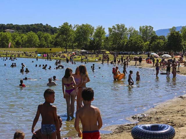 Vue sur une plage où les jeunes on fait une pause durant leur ballade à velo en colo