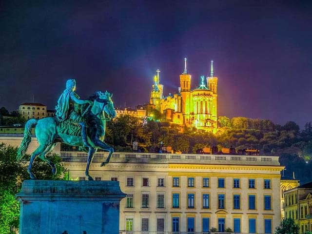 Vue sur la ville de Lyon durant une colonie de vacances à vélo durant l'été