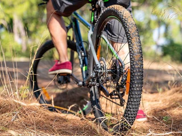 Vue sur un jeune qui pratique le vélo lors d'une colo d'été en France