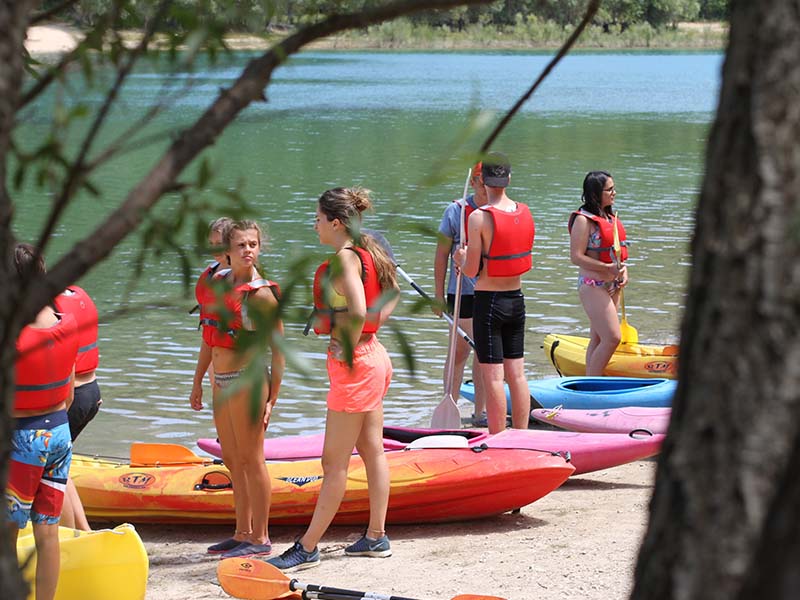 Activité kayak pour les jeunes partis en colo itinérante cet été