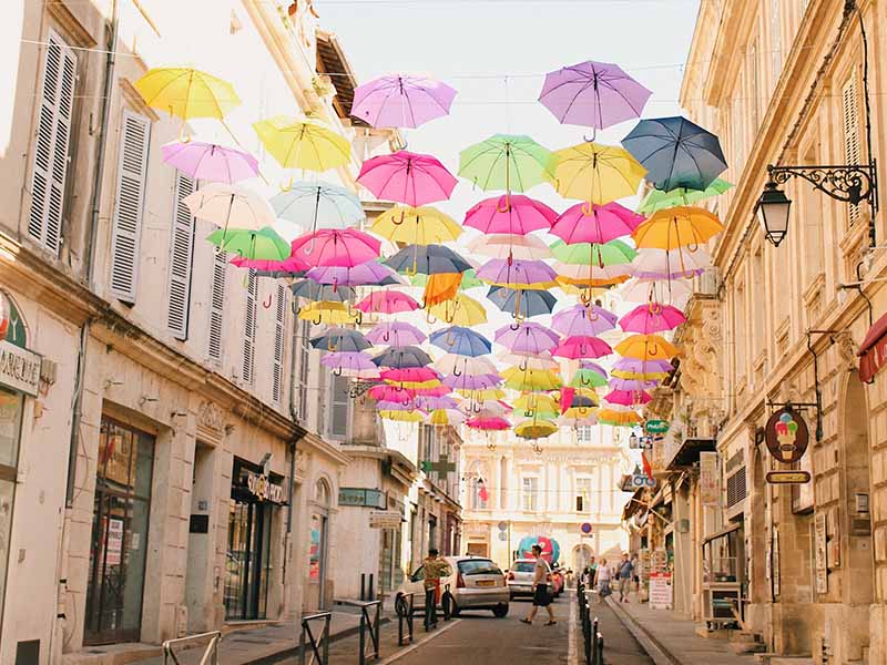 Vue sur les parapluies accrochés dans une rue