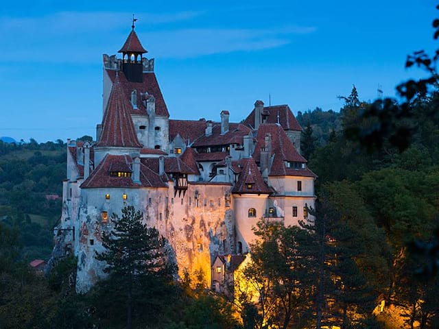 Vue sur le chateau de bran de Dracula en colonie de vacances cet été