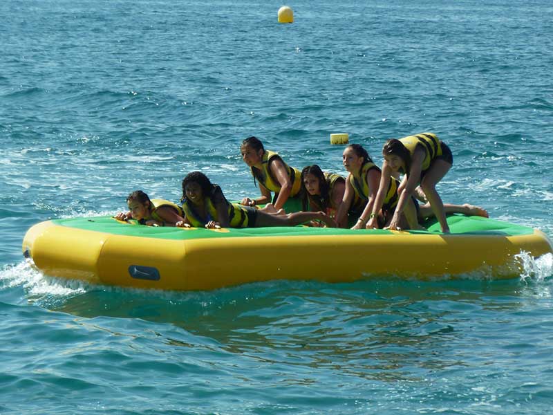 Colonie de vacances cet été sur la cote océanique où les jeunes ont pu faire de la bouée tractée 