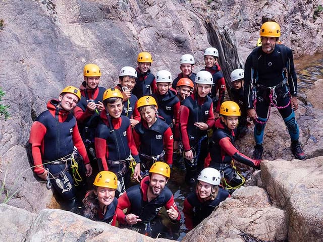 Activité canyoning en colonie de vacances en Occitanie cet été