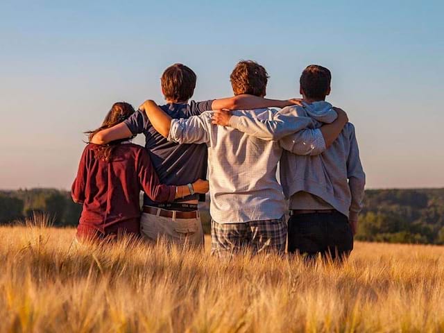 Groupe de jeunes en colo de vacances sur la cote océanique cet été 