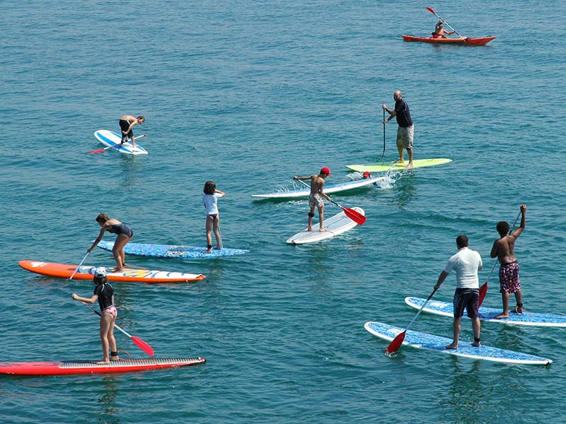 Activité stand up paddle en colonie de vacances en Océanie cet été