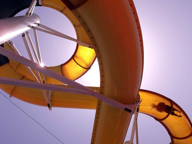 Vue sur un toboggan de parc aquatique cet été en colo