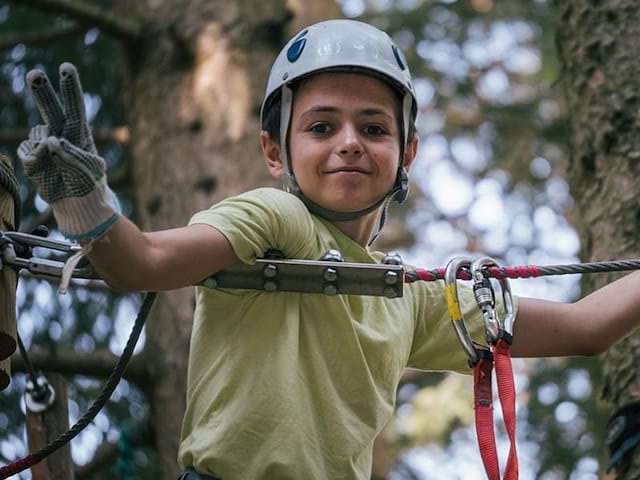 Enfant faisant de l'accrobranche en camargue