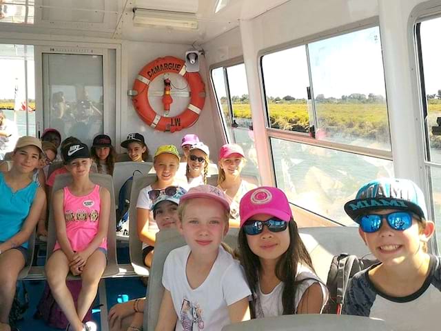 Groupe d'enfants en excursion bateau en colo cet été