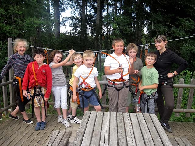 groupe d'enfants faisant de l'accrobranche en colo