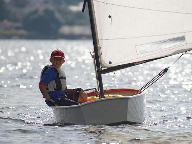 Enfant faisant de l'optimist en colo