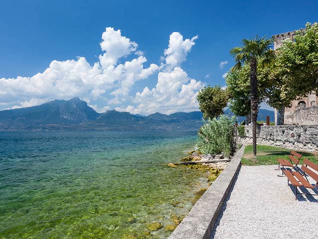 Vue sur l'ile de garde en italie cet été en colonie de vacances