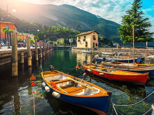 Barques en colonie de vacances à l'ile de garde en Italie