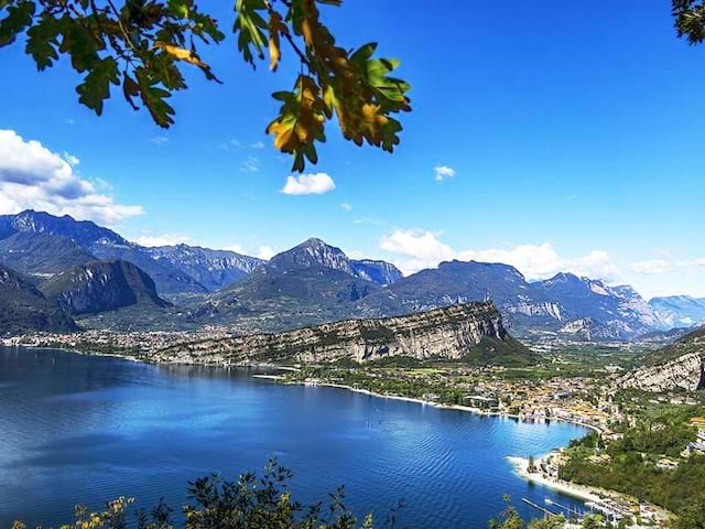 Paysage de l'ile de garde en colonie de vacances pour ados cet été en italie