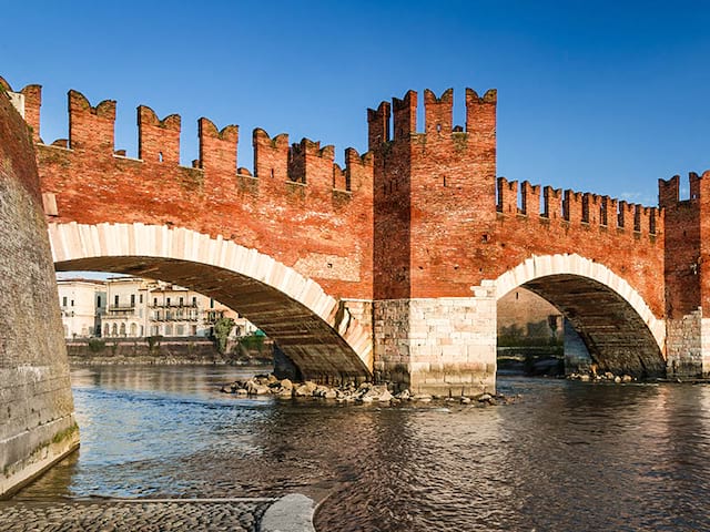 Pont de Scaligero en colonie de vacances en Italie cet été