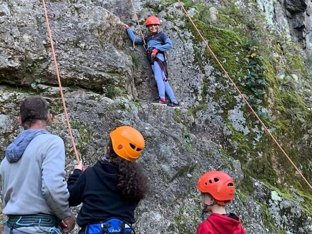 Activité escalade durant la colo vacances spéciale Halloween 