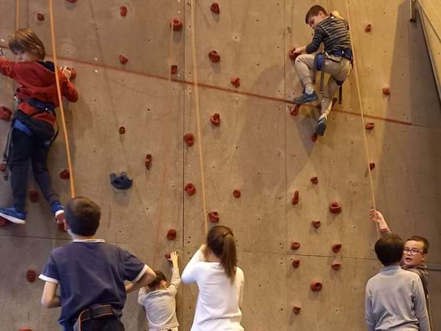 Activité escalade durant la colo vacances spéciale Halloween 