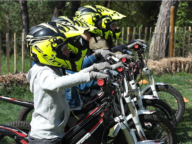 enfants colonie de vacances moto