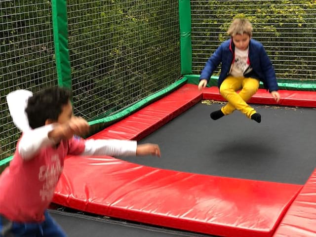 Enfants sur le trampoline lors de leur colo de vacances de la Toussaint