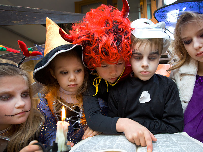 Enfants qui sont déguisés pour leur soirée d'Halloween en colonie de vacances