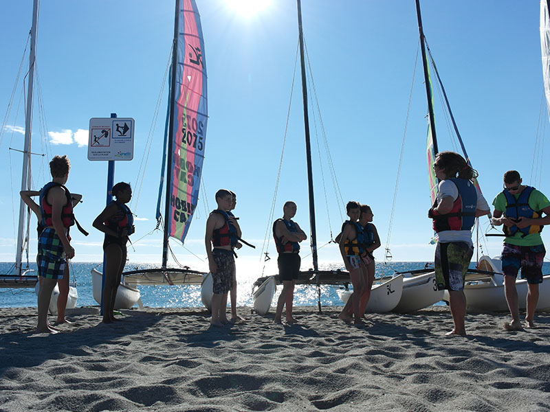 Initiation au catamaran durant la colo pour ados et pré-ados en Corse