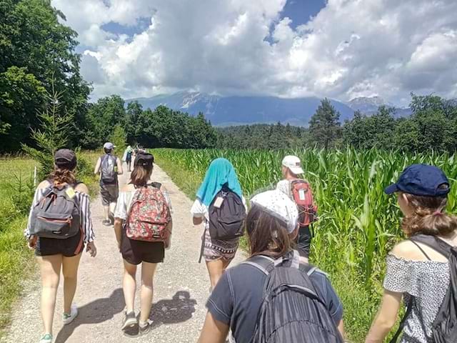 Vue sur un groupe de jeunes en ballade lors d'une colo itinérante qui sillonne les pays de l'est