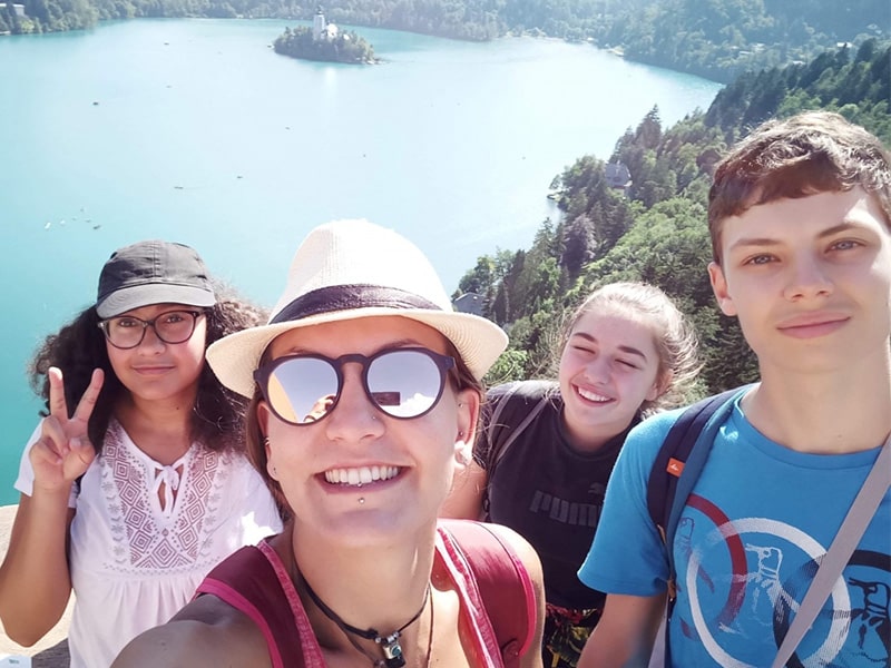 Selfie anim et jeunes en colo de vacances Les Beautés de l'Est