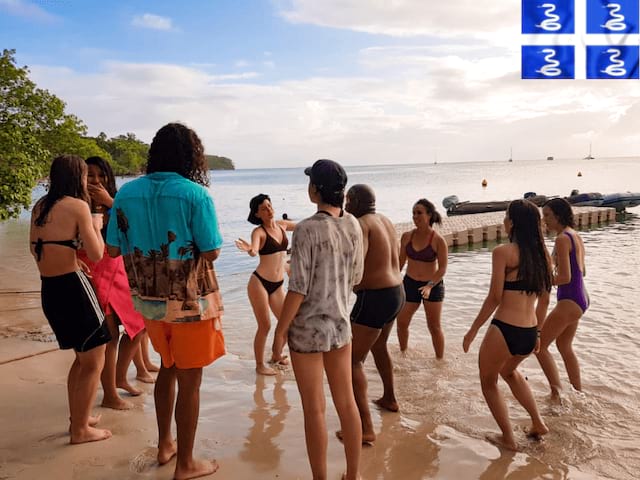 Groupe de jeunes partis en colonie de vacances cet été en Martinique profitant en bord de plage