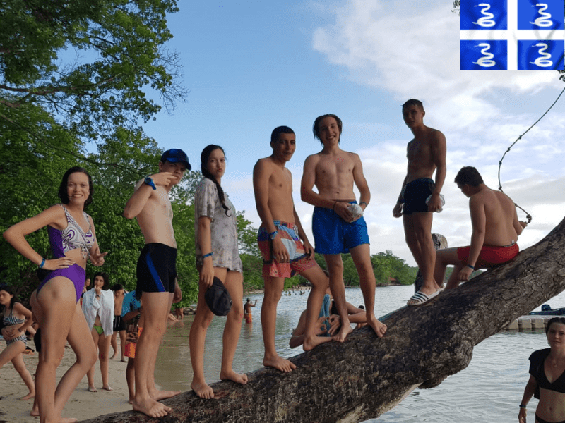 Groupe d'ados en colo de vacances cet été en Martinique 