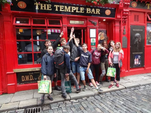 Jeunes qui posent devant le célèbre pub de Dublin lors d'une colo de vacances en Irlande