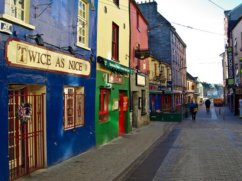 Rue colorée au centre de Dublin, colo de vacances Irlande ancestrale