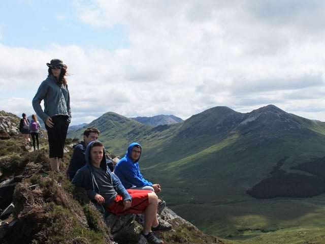 Vue sur un groupe de jeunes en Irlande, lors d'une colonie de vacances cet été