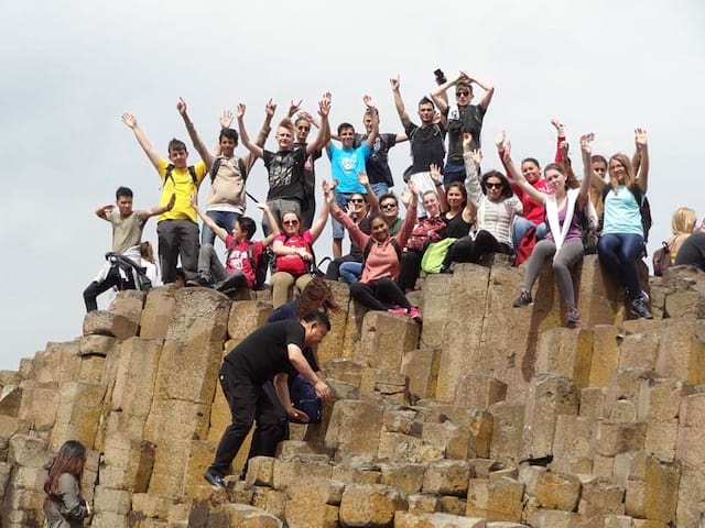 Groupe d'ados en colo de vacances en Irlande durant l'été