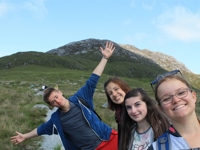 Selfie ados qui profitent en colo de vacances en Irlande cet été