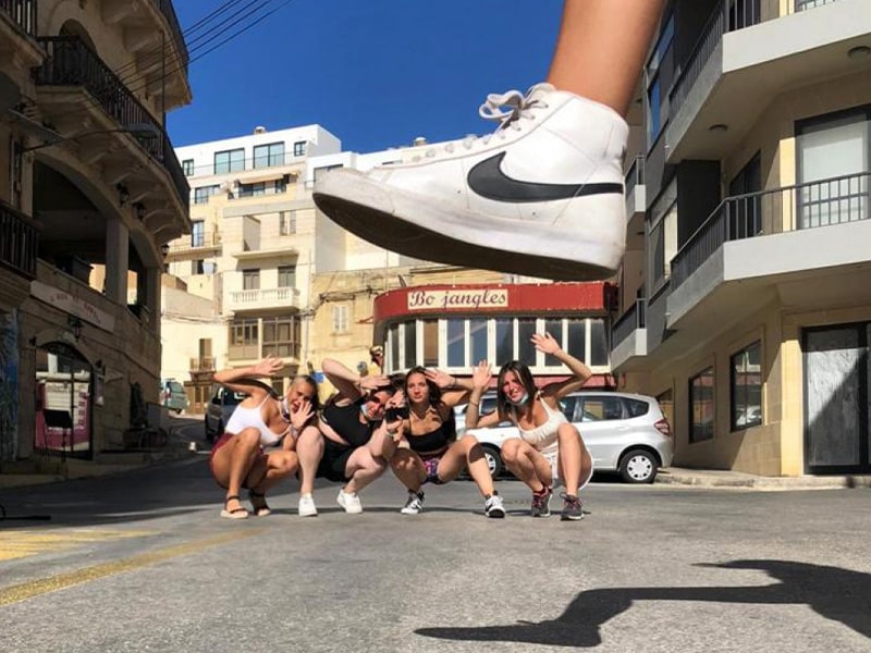Photo humoristique dans les rues de Malte lors d'une colo de vacances
