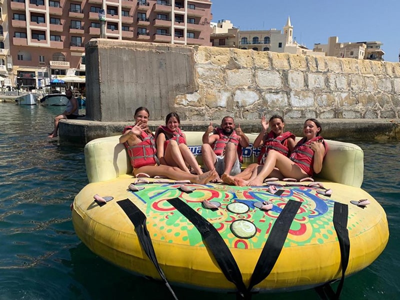 Vue sur un groupe de jeunes qui font de la bouée tractée à Malte en colo de vacances