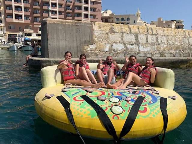 Vue sur un groupe de jeunes qui font de la bouée tractée à Malte en colo de vacances