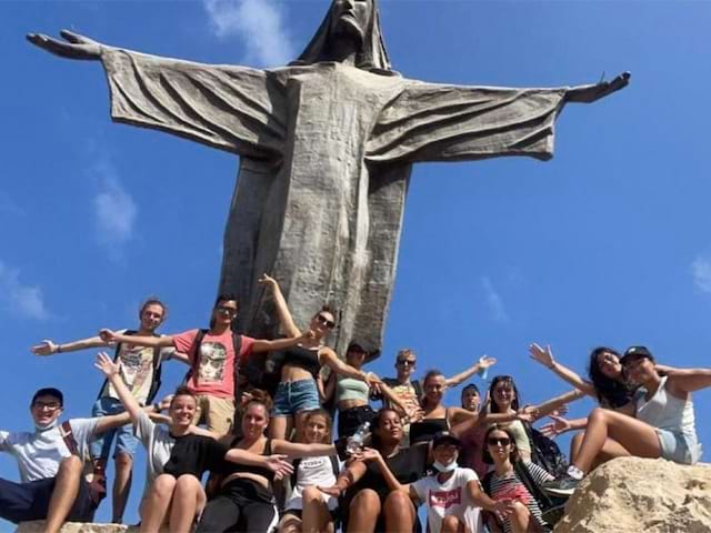 Vue sur un groupe de jeunes en colonie de vacances à Malte 